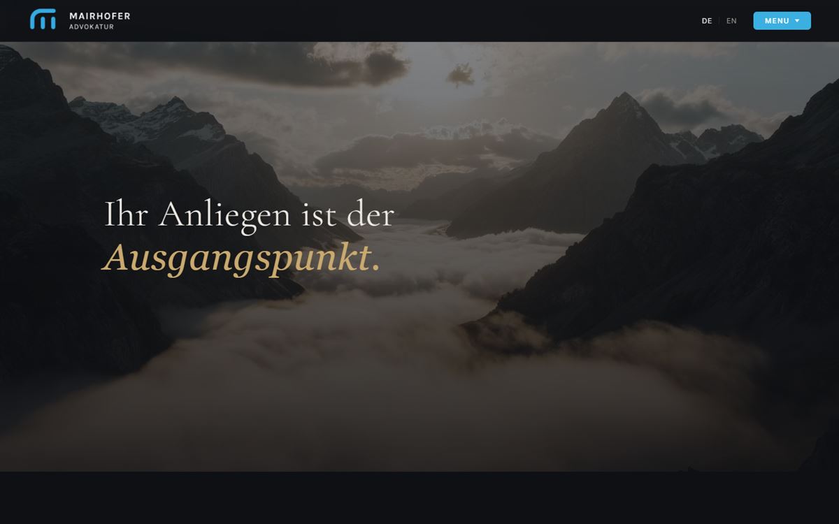 Startseite der Mairhofer Advokatur: die Überschrift «Ihr Anliegen ist der Ausgangspunkt.» über einem Bergtal